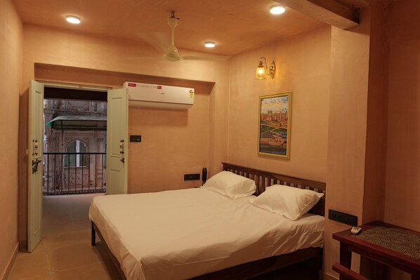 Espacio para trabajar con laptop y tabla de planchar con plancha 