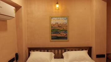 Espacio para trabajar con laptop y tabla de planchar con plancha