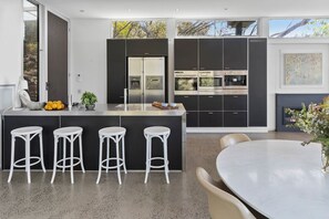 Kühlschrank, Herdplatte, Esstisch