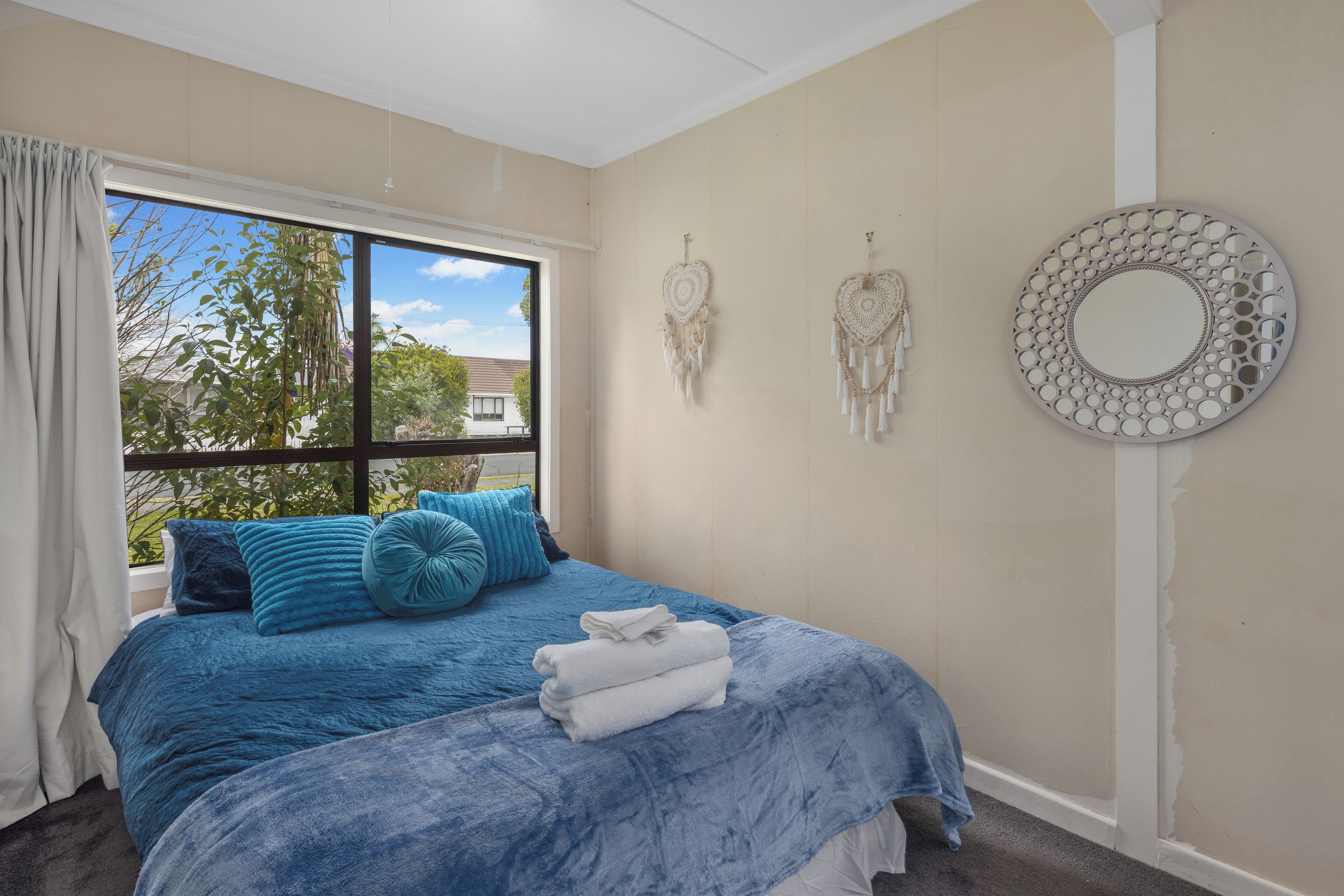 5 عدّة غرف نوم ومكواة/لوح كي وواي فاي وملاءات أسرّة