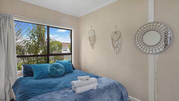 5 bedrooms, iron/ironing board, WiFi, bed sheets