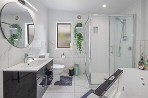 Dusche, Whirlpool, Haartrockner, Handtücher