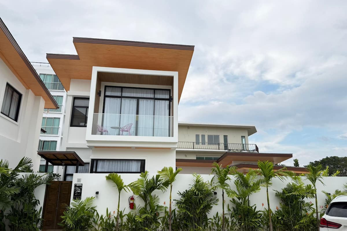 In-room safe, desk, blackout drapes, soundproofing