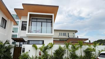 Familie villa, 5 slaapkamers, uitzicht op bergen | Een kluis op de kamer, een bureau, verduisterende gordijnen