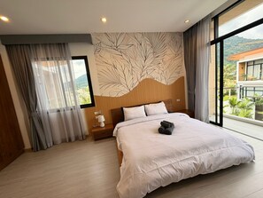 Villa, 3 slaapkamers, uitzicht op bergen | Een kluis op de kamer, een bureau, verduisterende gordijnen