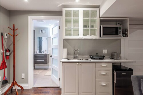 Family and pet friendly, stylish private suite in a calm and clean neighbourhood