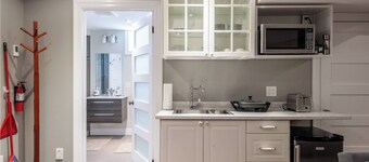 Family and pet friendly, stylish private suite in a calm and clean neighbourhood