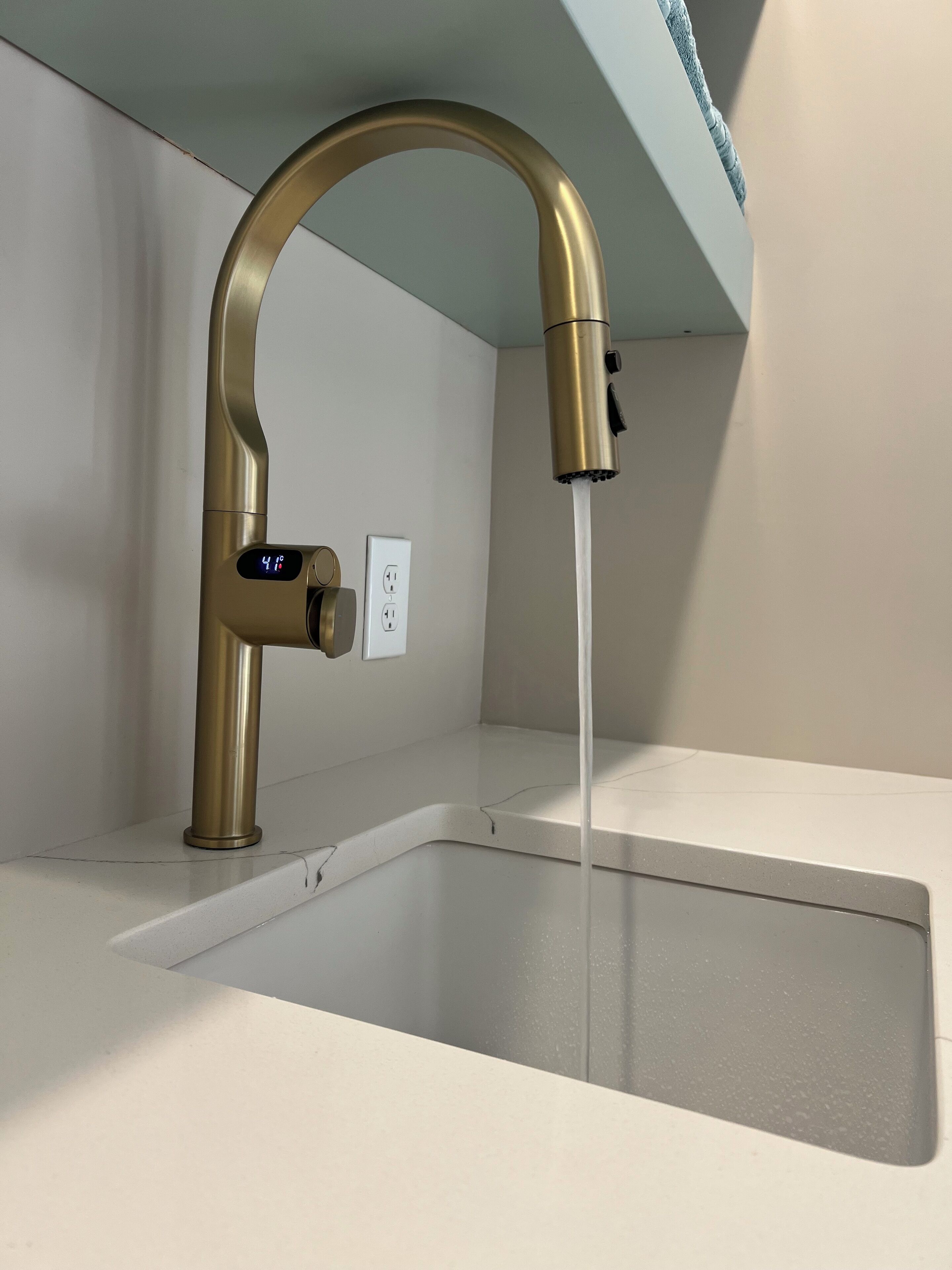 Douche, sèche-cheveux, serviettes fournies, savon