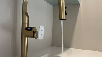 Douche, sèche-cheveux, serviettes fournies, savon