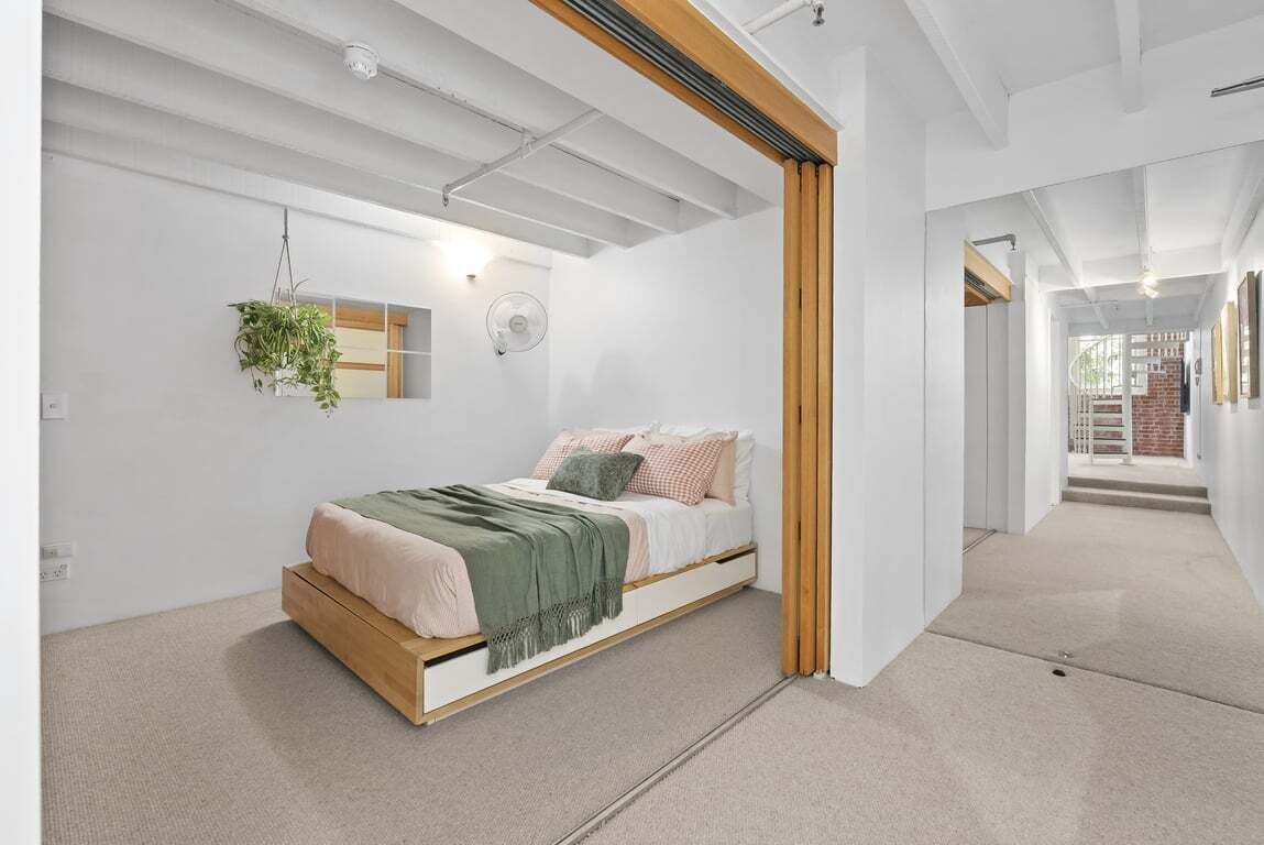 Escritorio, tabla de planchar con plancha, wifi y ropa de cama 