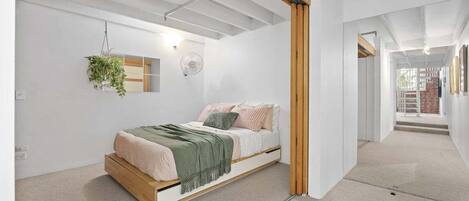 Desk, iron/ironing board, WiFi, bed sheets