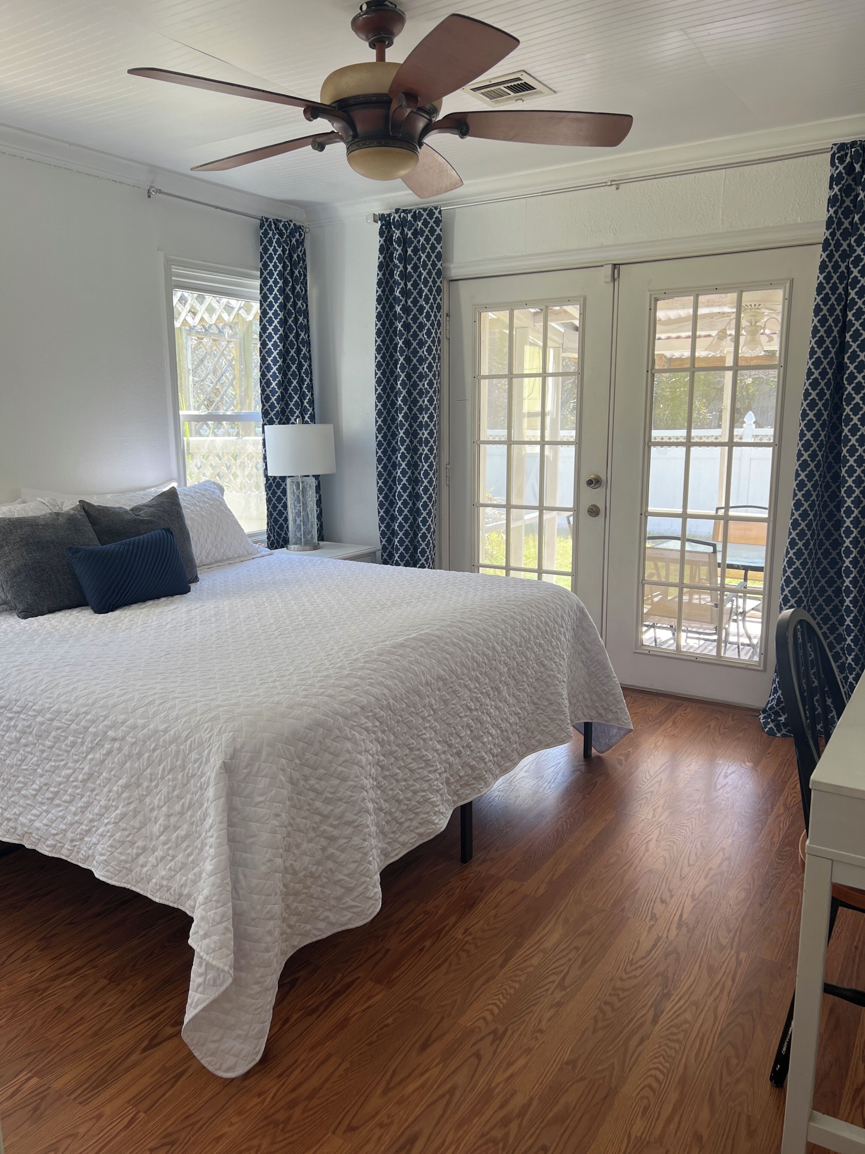 2 عدّة غرف نوم ومكتب ومكواة/لوح كي وسرير سفر