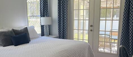 2 habitaciones, escritorio y tabla de planchar con plancha