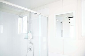 Ducha, secador de pelo, toallas