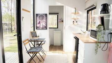 Een koelkast, een magnetron, een kookplaat, een broodrooster