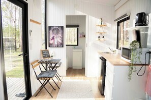 Geladeira, micro-ondas, cooktop, torradeira