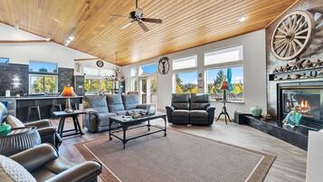 تلفزيون ذكي، مدفأة، كُتُب، مكتب