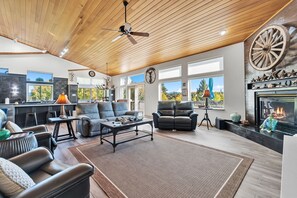 تلفزيون ذكي، مدفأة، كُتُب، مكتب