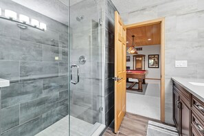 Een douche, een haardroger, handdoeken, zeep
