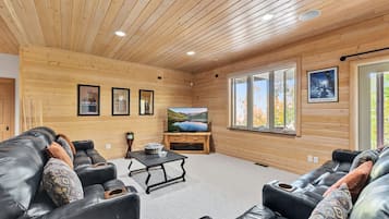 تلفزيون ذكي، مدفأة، كُتُب، مكتب