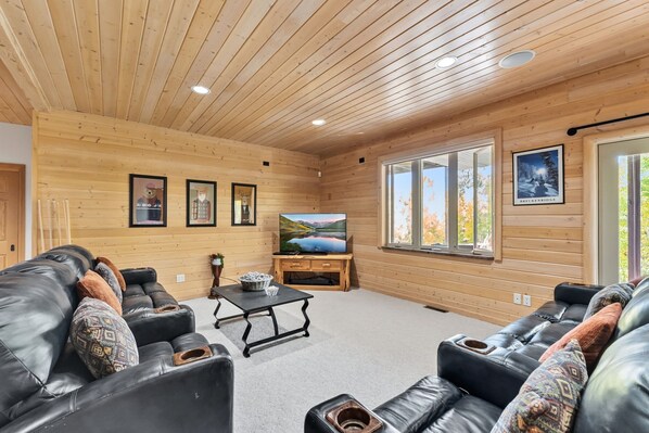 تلفزيون ذكي، مدفأة، كُتُب، مكتب