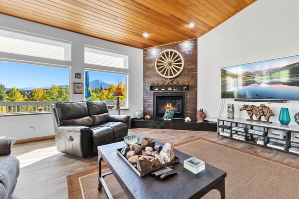 TV connectée, cheminée, livres, espaces bureaux