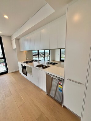 Microondas, parrilla de estufa y lavavajillas 