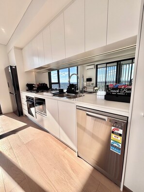 ميكروويف، موقد طهي مسطح، غسالة أطباق