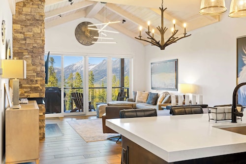 Moonlight Basin Lookout | Patio Views & Ski In/Out