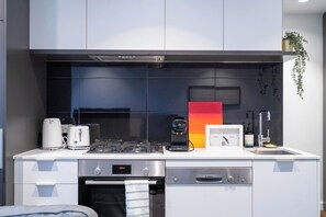 Réfrigérateur, micro-ondes, four, plaque de cuisson