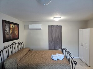 1 habitación, tabla de planchar con plancha, wifi y ropa de cama