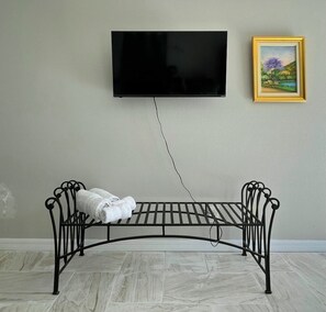 Interior - Welcoming studio with AC in sunny Tampa (Tampa)