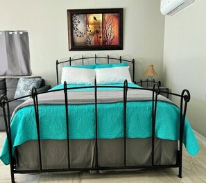 1 bedroom, iron/ironing board, WiFi, bed sheets - Welcoming studio with AC in sunny Tampa (Tampa)