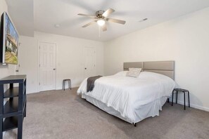 1 dormitorio, escritorio, tabla de planchar con plancha y cuna de viaje