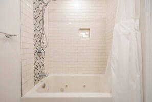 Dusche, Haartrockner, Handtücher, Shampoo