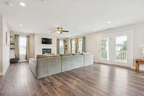 Televisión, chimenea, reproductor de DVD y oficina 