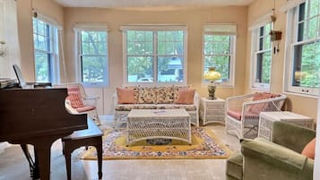 电视、壁炉、书