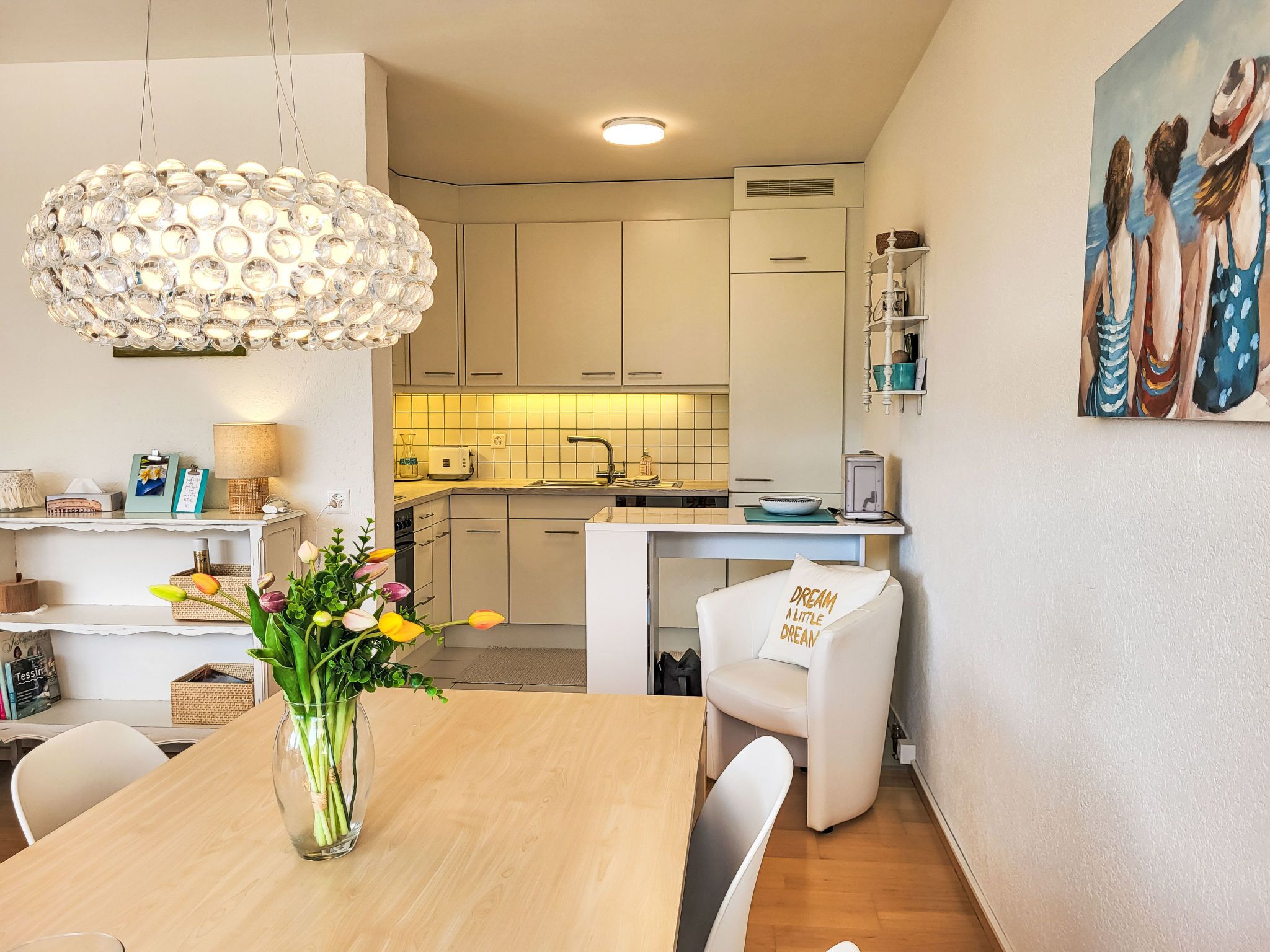 Kühlschrank, Ofen, Geschirrspüler, Kochgeschirr/Geschirr/Besteck