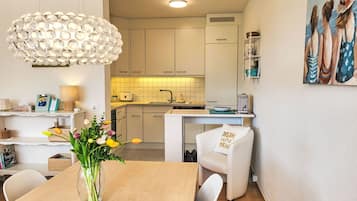 Kühlschrank, Ofen, Geschirrspüler, Kochgeschirr/Geschirr/Besteck