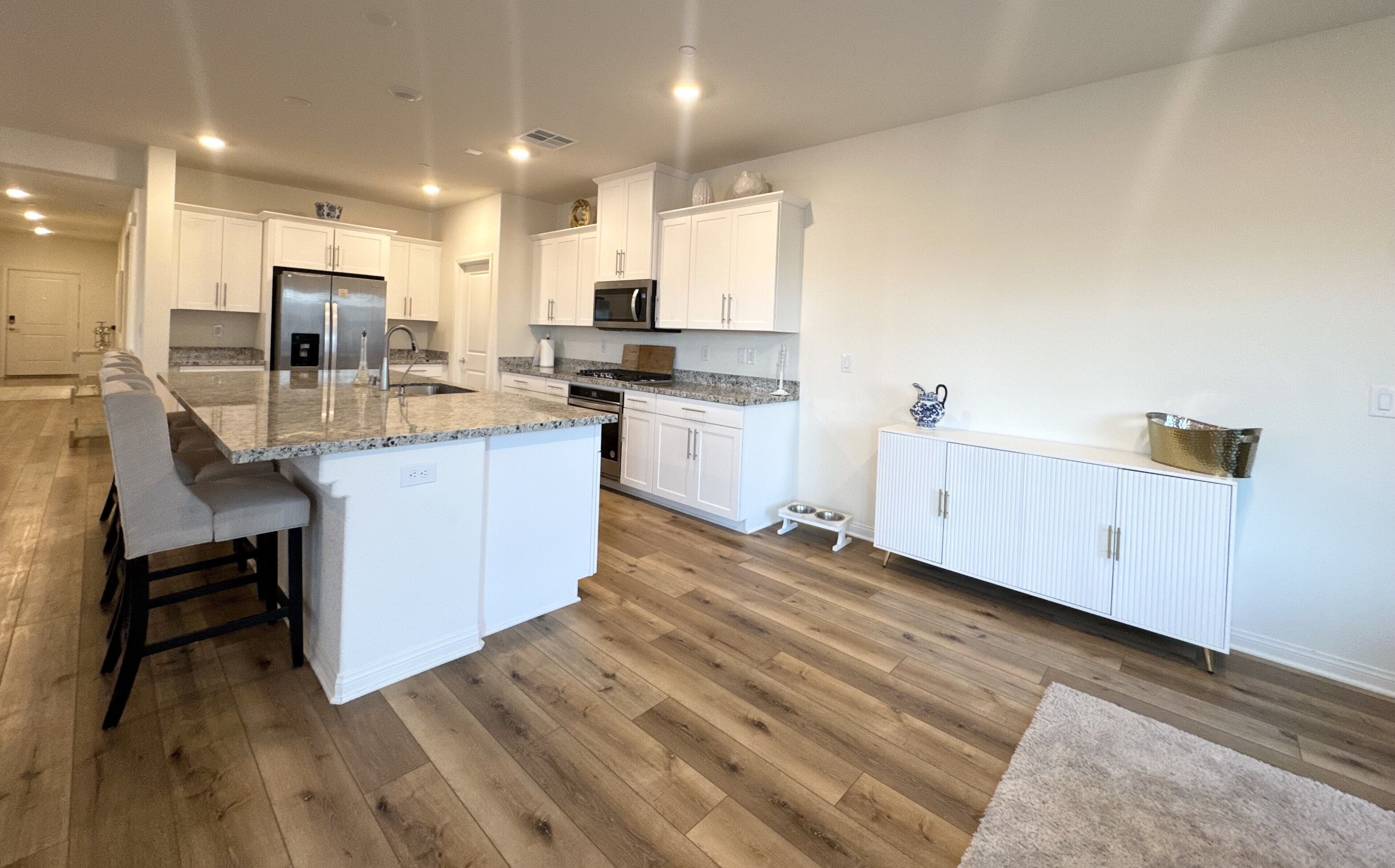 Mikrobølgeovn, ovn, kokeplater og oppvaskmaskin