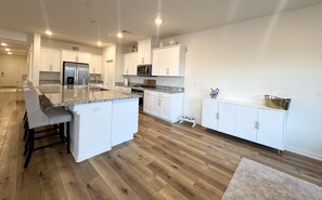 Mikrobølgeovn, ovn, kokeplater og oppvaskmaskin