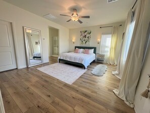 3 soverom, strykejern/-brett, internettilgang og sengetøy