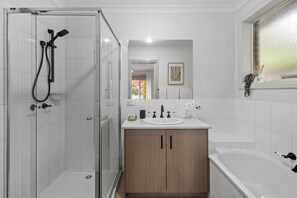 Een haardroger, handdoeken, zeep, toiletpapier