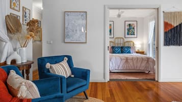 Tabla de planchar con plancha, wifi y ropa de cama