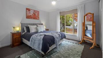 Een strijkplank/strijkijzer, wifi, beddengoed