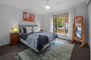 Een strijkplank/strijkijzer, wifi, beddengoed