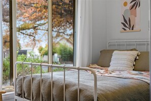 Iron/ironing board, WiFi, bed sheets - Just steps away to the very heart of Healesville! Location Location Location! (Healesville)