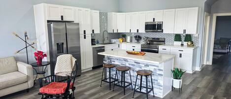 Frigorífico, microondas, horno y placa de cocina