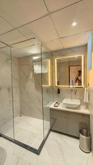 Serviettes fournies, savon, papier toilette