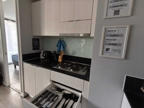 Mikrowelle, Herdplatte, Wasserkocher, Kochgeschirr/Geschirr/Besteck